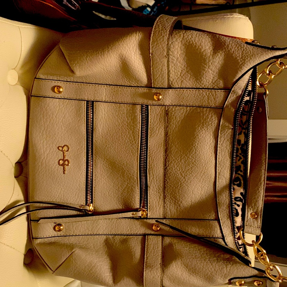 Jessica Simpson cement colour purse 2023